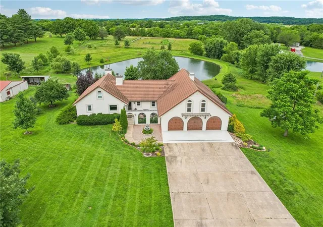 Homes for sale in Tonganoxie, KS | 20077 199th St, Tonganoxie, KS 66086 | MLS# 2627175