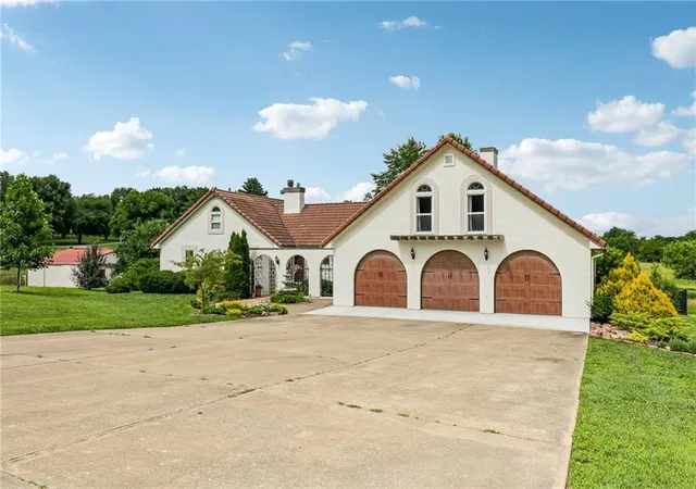 Homes for sale in Tonganoxie, KS | 20077 199th St, Tonganoxie, KS 66086 | MLS# 2627175