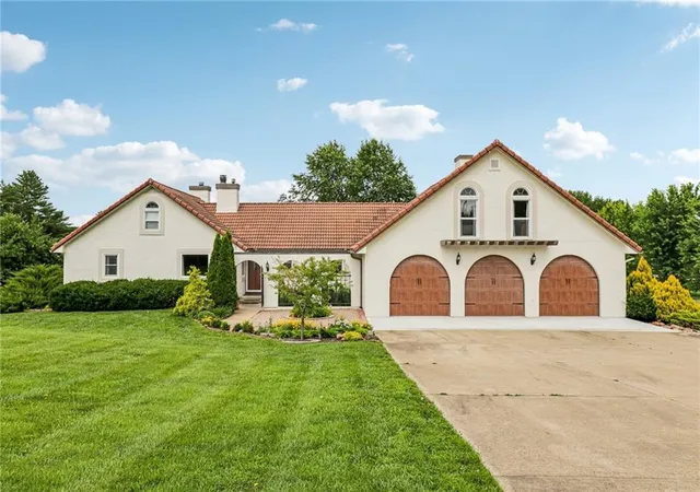 Homes for sale in Tonganoxie, KS | 20077 199Th St, Tonganoxie, KS 66086 | MLS# 2627175