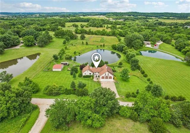 Homes for sale in Tonganoxie, KS | 20077 199th St, Tonganoxie, KS 66086 | MLS# 2627175