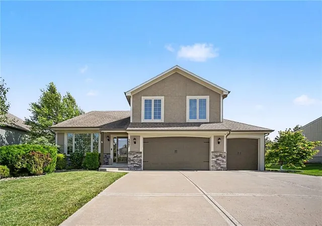 Photo 2 of Single family home for sale at 3907 Ne 91 Terrace, Kansas City, MO 64156 | MLS# 2627178 | Listing updated on 2026-09-24