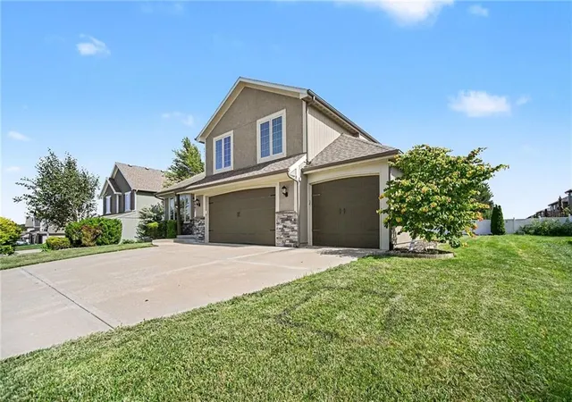 Photo 3 of Single family home for sale at 3907 Ne 91 Terrace, Kansas City, MO 64156 | MLS# 2627178 | Listing updated on 2026-09-24