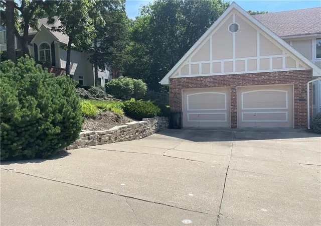 Photo 3 of Single family home for sale at 1609 Ridge Rd, Leavenworth, KS 66048 | MLS# 2627180 | Listing updated on 2026-08-02