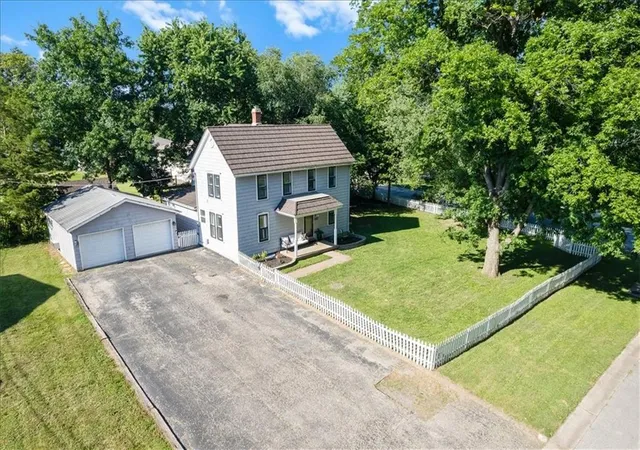 Homes for sale in Shawnee, KS | 5145 Long Dr, Shawnee, KS 66216 | MLS# 2627186