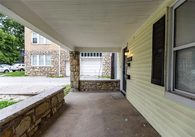 Listing Photo 4 - Condo for sale in building located at 1111 W 44th St, Kansas City, MO 64111