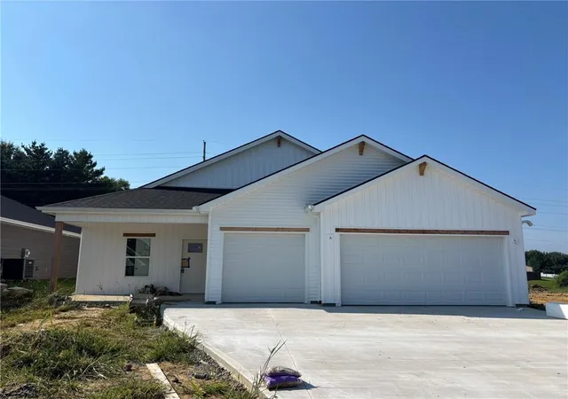 Photo 1 of Single family home for sale at 4810 S Crk Woods Dr, Saint Joseph, MO 64507 | MLS# 2627191 | Listing updated on 2026-08-26