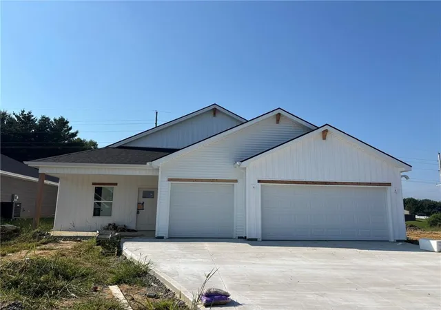Photo 2 of Single family home for sale at 4810 S Crk Woods Dr, Saint Joseph, MO 64507 | MLS# 2627191 | Listing updated on 2026-08-26