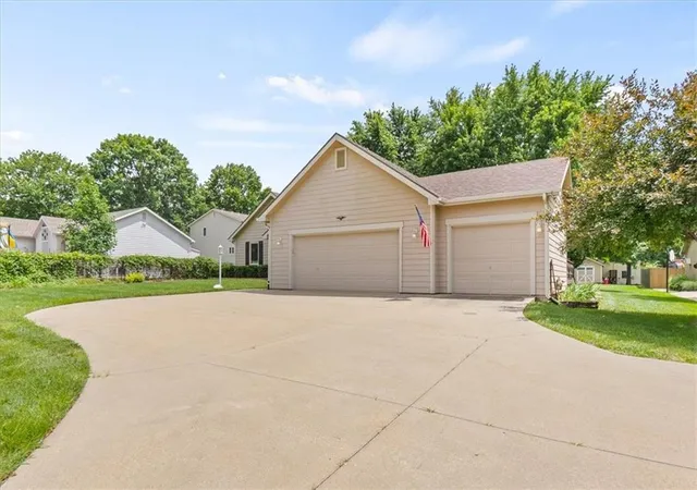 Homes for sale in Lawrence, KS | 1905 River Ridge Rd, Lawrence, KS 66044 | MLS# 2627193