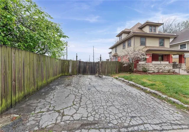 3rd image of 3424 Holmes St, Kansas City, MO 64109 | MLS# 2627198