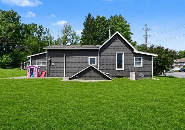 2nd image of 667 Thornton St, Leavenworth, KS 66048 | MLS# 2627208