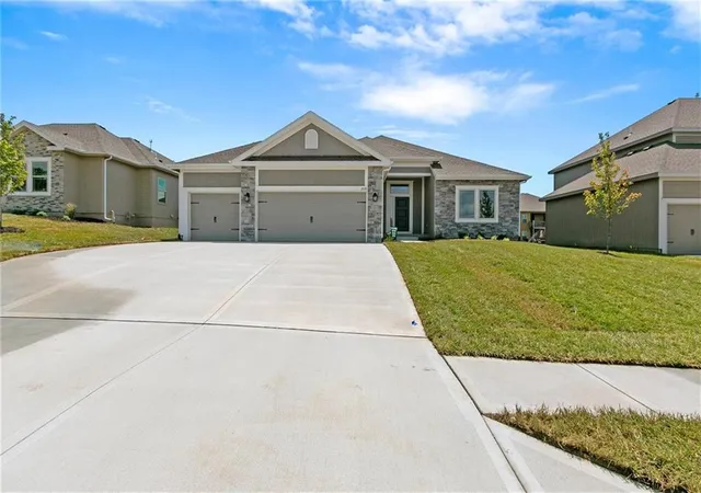 Photo 2 of Single family home for sale at 11123 N Bristol Ave, Kansas City, MO 64156 | MLS# 2627218 | Listing updated on 2026-09-22