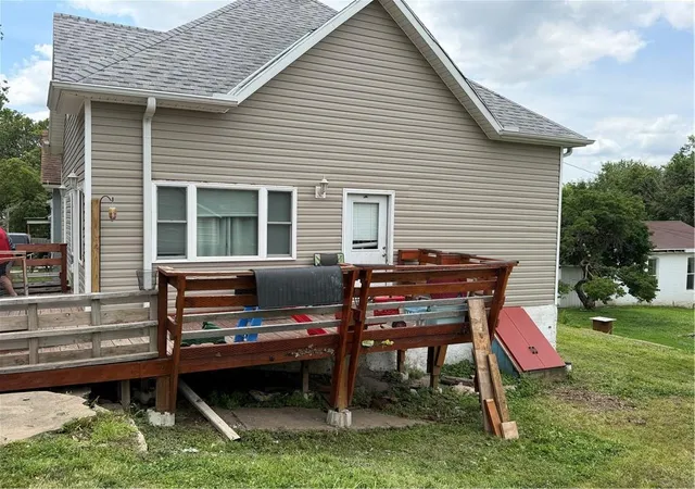 Photo 2 of Sale Pending at 904 Vine St, Saint Joseph, MO 64503 | MLS# 2627227 | Listing updated on 2026-08-29