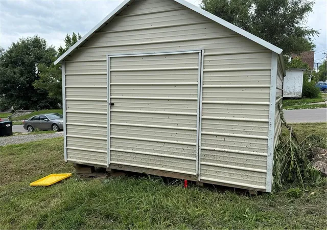 Photo 3 of Sale Pending at 904 Vine St, Saint Joseph, MO 64503 | MLS# 2627227 | Listing updated on 2026-08-29