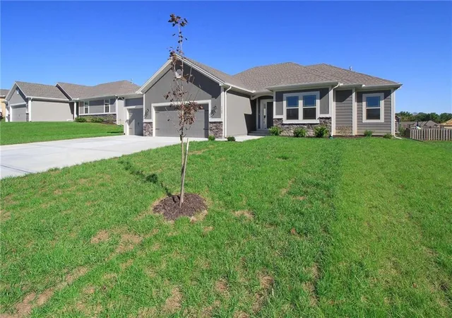 1st image of 11022 N Corrington Ave, Kansas City, MO 64156 | MLS# 2627228