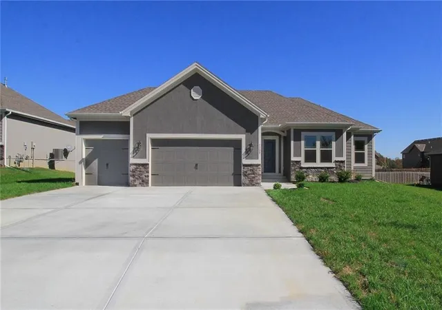 2nd image of 11022 N Corrington Ave, Kansas City, MO 64156 | MLS# 2627228