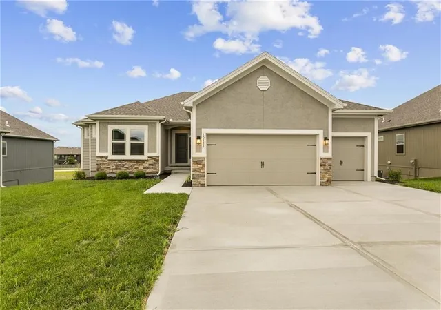 1st image of 11016 N Corrington Ave, Kansas City, MO 64156 | MLS# 2627232