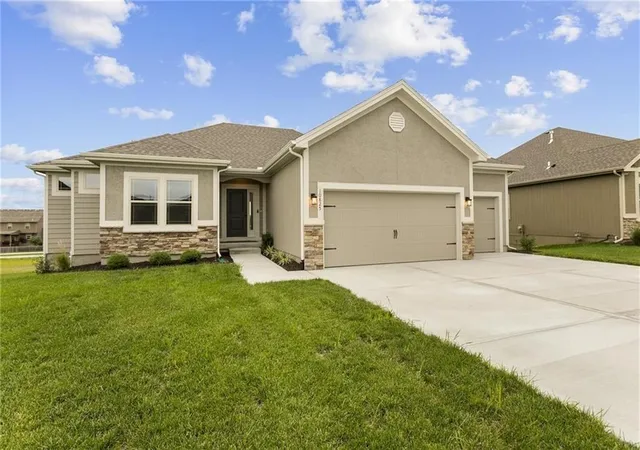2nd image of 11016 N Corrington Ave, Kansas City, MO 64156 | MLS# 2627232