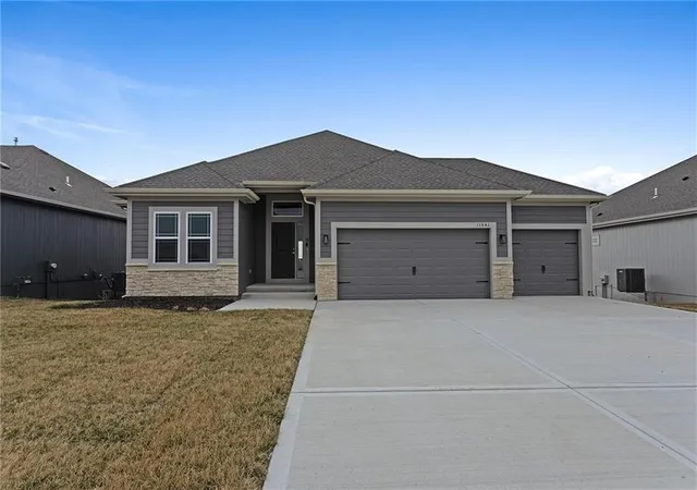 2nd image of 11146 N Bristol Ave, Kansas City, MO 64156 | MLS# 2627236