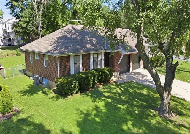 3rd image of 5900 Westridge Rd, Kansas City, MO 64133 | MLS# 2627241
