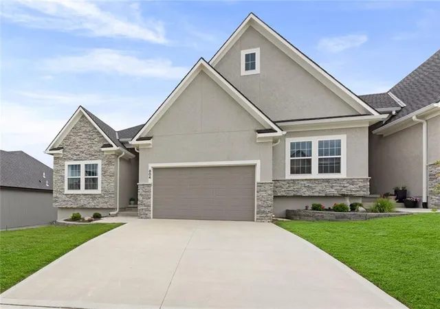 1st image of 804 Ne Algonquin St, Lees Summit, MO 64064 | MLS# 2627242