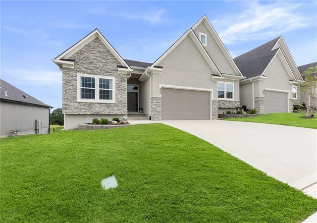 2nd image of 804 Ne Algonquin St, Lees Summit, MO 64064 | MLS# 2627242