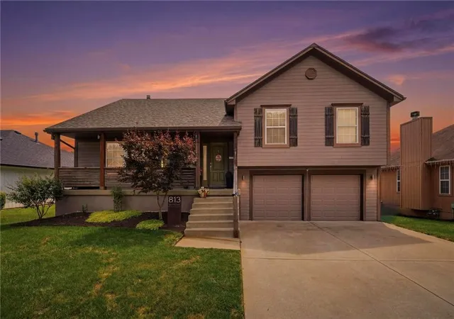 1st image of 813 Woodland Dr, Grain Valley, MO 64029 | MLS# 2627245