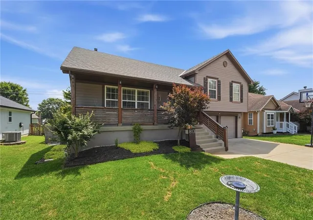 3rd image of 813 Woodland Dr, Grain Valley, MO 64029 | MLS# 2627245