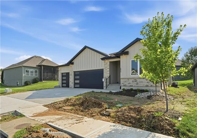 2nd image of 4073 Ne Chapel Manor Dr, Lees Summit, MO 64064 | MLS# 2627252