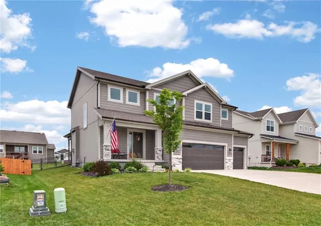 2nd image of 4404 Sw Grindstone Cir, Lees Summit, MO 64082 | MLS# 2627288