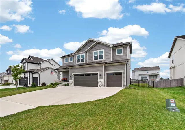 3rd image of 4404 Sw Grindstone Cir, Lees Summit, MO 64082 | MLS# 2627288