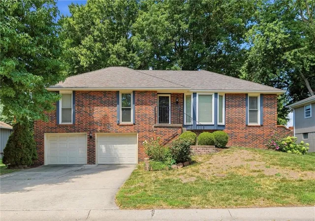 1st image of 2728 Queen Ridge Dr, Independence, MO 64055 | MLS# 2627301