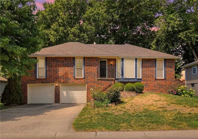 2nd image of 2728 Queen Ridge Dr, Independence, MO 64055 | MLS# 2627301