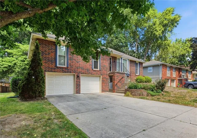 3rd image of 2728 Queen Ridge Dr, Independence, MO 64055 | MLS# 2627301