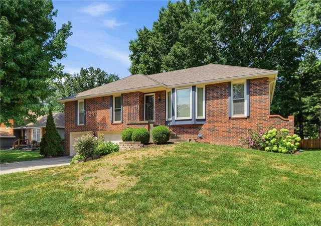 4th image of 2728 Queen Ridge Dr, Independence, MO 64055 | MLS# 2627301