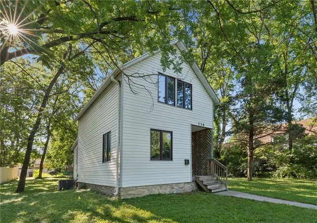 Homes for sale in Topeka, KS | 334 Sw Orchard St, Topeka, KS 66606 | MLS# 2627305