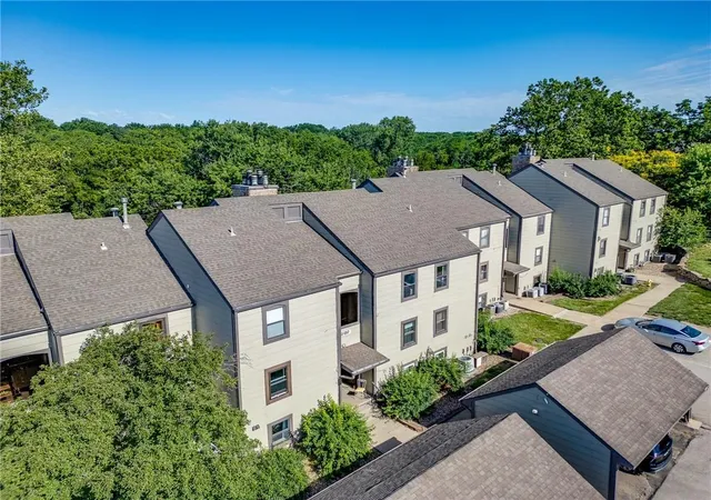 Homes for sale in Lawrence, KS | 1316 Westbrooke St, Lawrence, KS 66049 | MLS# 2627315