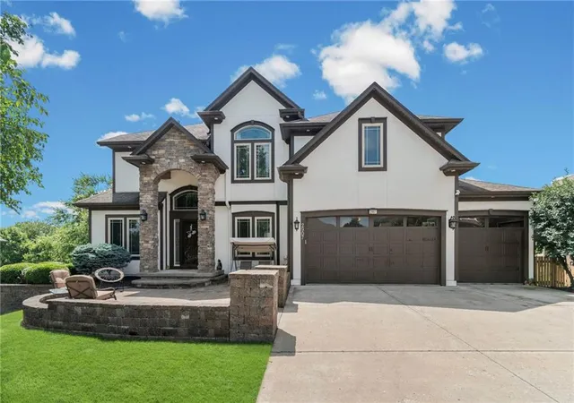 1st image of 2907 Ne Viewpark Pl, Lee's Summit, MO 64086 | MLS# 2627321