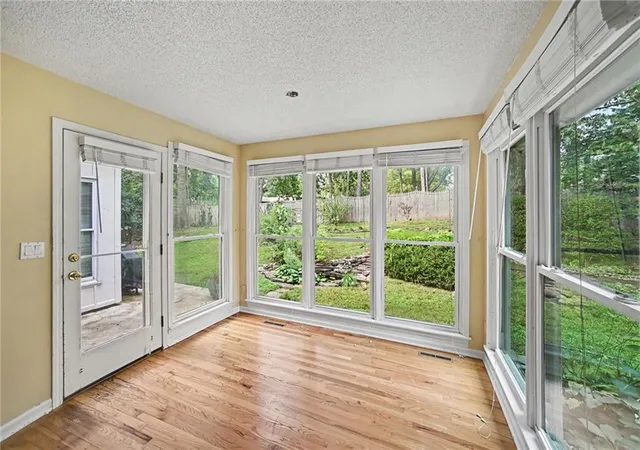 Photo 4 of Sale Pending at 5710 N Spruce Ave, Kansas City, MO 64119 | MLS# 2627345 | Listing updated on 2026-10-14