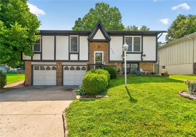 1st image of 719 S 6th St, Edwardsville, KS 66111 | MLS# 2627360