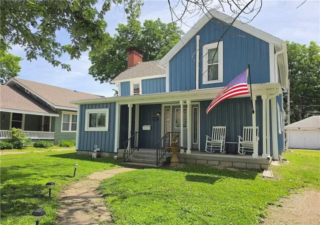 Homes for sale in Iola, KS | 309 S Washington Ave, Iola, KS 66749 | MLS# 2627365