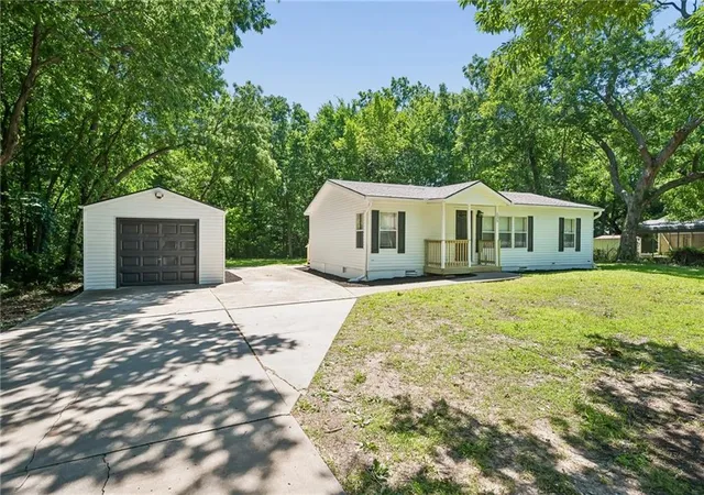 Homes for sale in Tonganoxie, KS | 125 Gould St, Tonganoxie, KS 66086 | MLS# 2627376