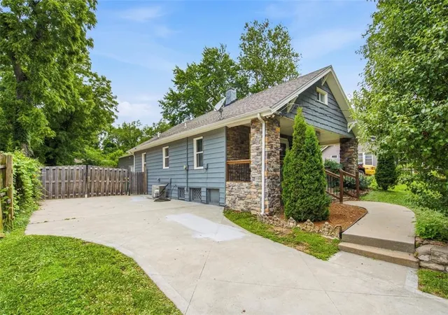 Photo 1 of Single family home for sale at 2916 N 52nd Street, Kansas City, KS 66104 | MLS# 2627386 | Listing updated on 2026-09-28