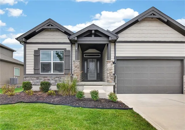 Homes for sale in Lees Summit, MO | 1517 Sw Georgetown Dr, Lees Summit, MO 64082 | MLS# 2627392