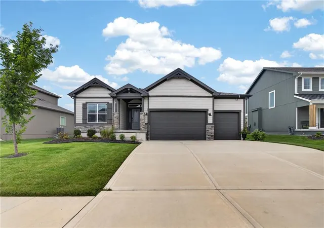 Homes for sale in Lees Summit, MO | 1517 Sw Georgetown Dr, Lees Summit, MO 64082 | MLS# 2627392