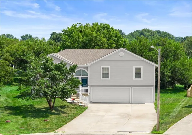 Homes for sale in Greenwood, MO | 2102 Grant Cir, Greenwood, MO 64034 | MLS# 2627398