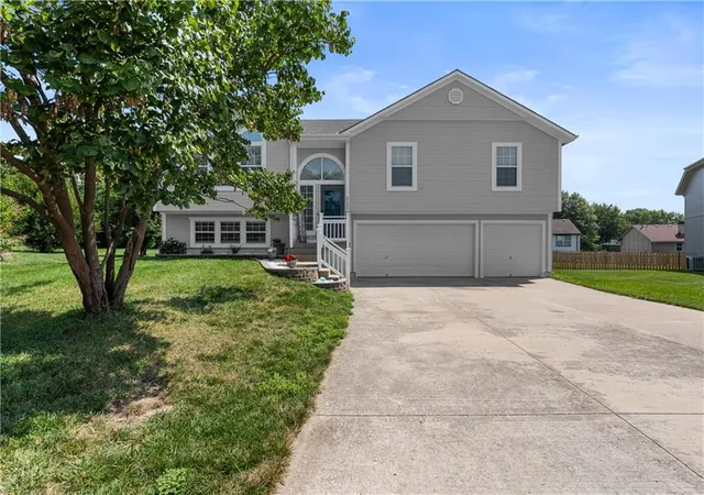 Homes for sale in Greenwood, MO | 2102 Grant Cir, Greenwood, MO 64034 | MLS# 2627398