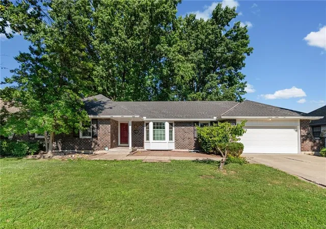 Homes for sale in Lees Summit, MO | 320 Se Westwind Dr, Lees Summit, MO 64063 | MLS# 2627399
