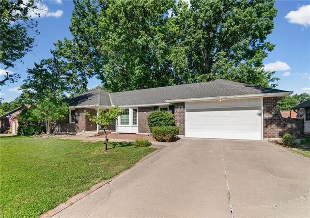 Homes for sale in Lees Summit, MO | 320 Se Westwind Dr, Lees Summit, MO 64063 | MLS# 2627399
