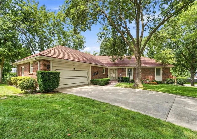Photo 3 of Sale Pending at 71 E 106th Terrace, Kansas City, MO 64114 | MLS# 2627418 | Listing updated on 2026-08-21