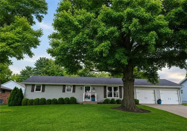 Homes for sale in Higginsville, MO | 2100 Peach St, Higginsville, MO 64037 | MLS# 2627428